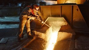 Плавка чугуна работником металлургической промышленности