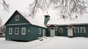 Деревянный дом в деревне