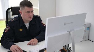 Сотрудник МВД за компьютером
