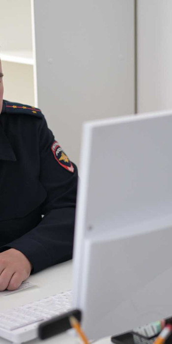 Сотрудник МВД за компьютером