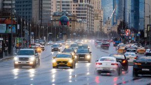 Автомобильное движение по шоссе