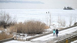 Прохожие на набережной реки Волги
