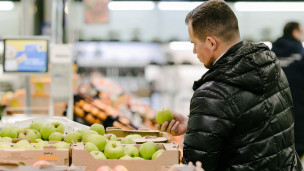 Покупатель в магазине 