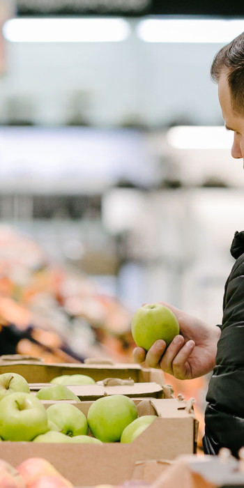 Покупатель в магазине 