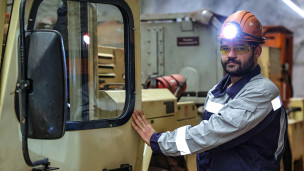 Сотрудник предприятия в шахте