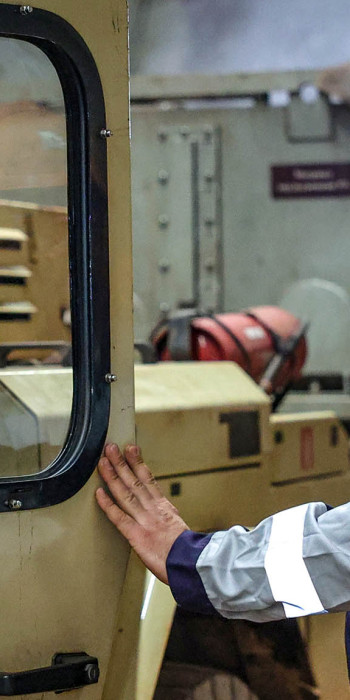 Сотрудник предприятия в шахте