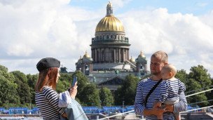 Семья на фоне Исаакиевского собора