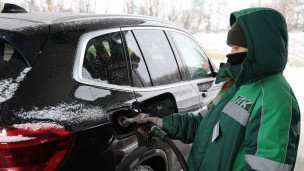 Заправка автомобиля на автозаправочной станции 