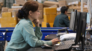 Сотрудники почтового таможенного поста