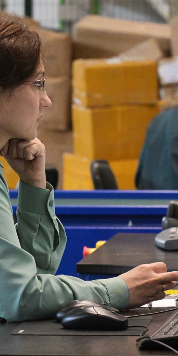 Сотрудники почтового таможенного поста