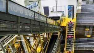 Конвейер для подачи твердых коммунальных отходов 