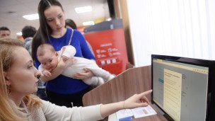 Сотрудница и посетительница центра государственных услуг