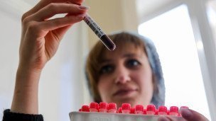 medicinskij-sotrudnik-derzhit-probirki-s-krovyu-donorov-v-rukah