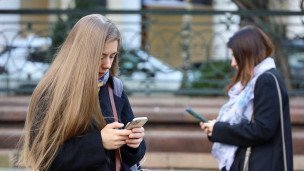 Девушки с телефонами в руках