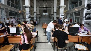 Абитуриенты во время подачи документов в рамках приемной кампании 