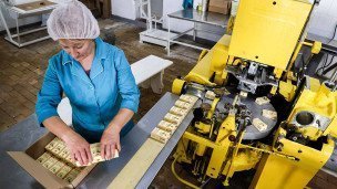Работница на заводе по производству масла