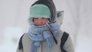 Девушка на улице в морозную погоду