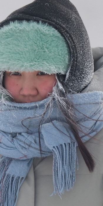 Девушка на улице в морозную погоду