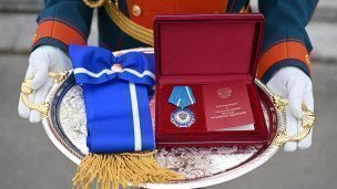 Государственная награда на подносе.