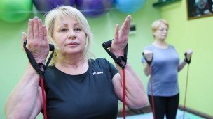 женщины во время фитнес-занятий