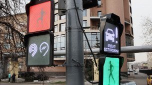 На светофоре установлены дисплеи, транслирующие анимированные изображения и надписи