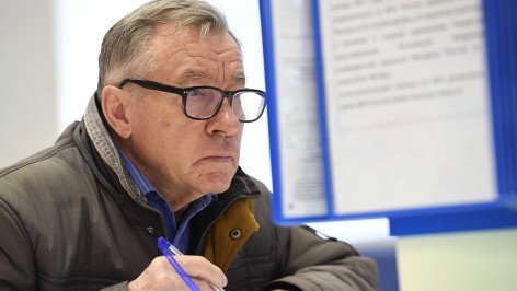 Мужчина заполняет документы 