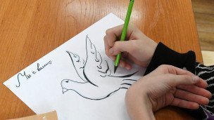 Учащийся средней общеобразовательной школы пишет письмо на фронт с пожеланиями воинам СВО