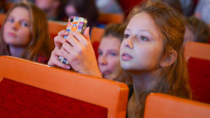 Девочка с телефоном