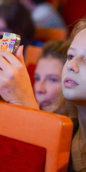 Девочка с телефоном