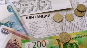 Платежные квитанции за услуги ЖКХ и денежные купюры