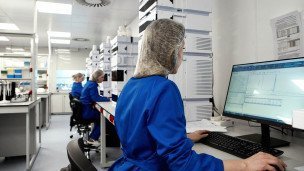 Сотрудницы в лаборатории составляют базу данных генетической информации России 