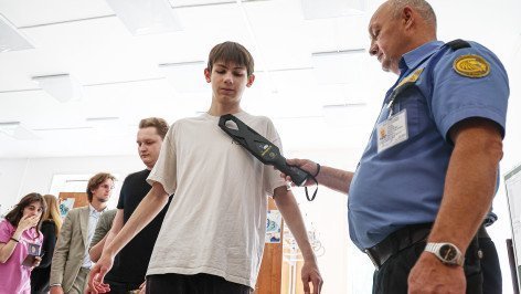 Проверка школьников металлоискателем перед началом проведения единого государственного экзамена