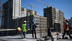 Строительная бригада во время возведения здания