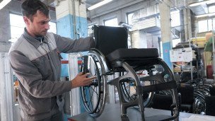  Сотрудник предприятия производит технические средства реабилитации
