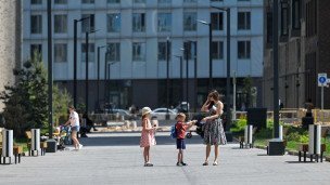 Женщина с детьми на территории жилого комплекса