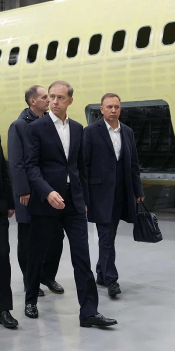 Денис Мантуров на авиационном заводе