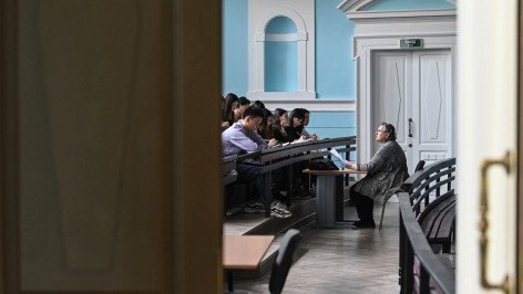 Преподаватель проводит занятие со студентами в аудитории