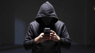 Мошенник с мобильным телефоном