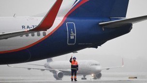 Самолет на взлетной полосе 