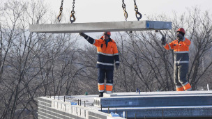 Строители на стройке