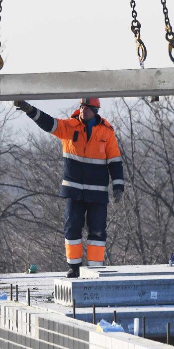 Строители на стройке