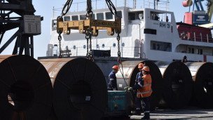 Работники порта Мариуполя загружают груз