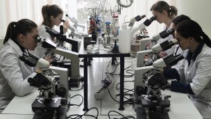 Studenty-kursa-napravleniya-"Biotekhnologiya"na-prakticheskom-zanyatii