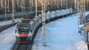  Поезд у станции