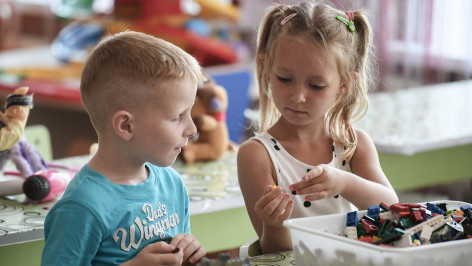 Дети играют с конструктором в детском саду