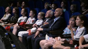 Vеteran-Vtoroy-mirovoy-voyny-i-zriteli-vo-vremya-prosmotra-fil'ma