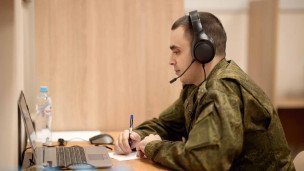 Военнослужащий за ноутбуком