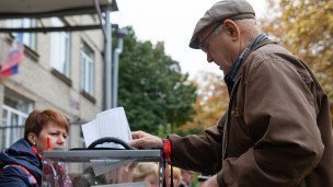 Избиратель во время голосования 