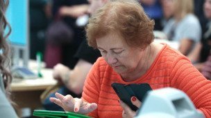 Пенсионерка с телефоном в банке