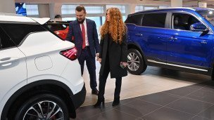 Покупатели в автосалоне 